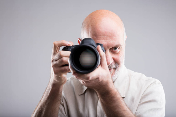 fotógrafo dibujar una cuenta en la cámara
 - Foto, Imagen