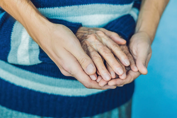 Yaşlı kadın ve genç adam eller  - Fotoğraf, Görsel