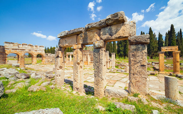 Hierapolis ancient city adjacent to modern Pamukkale in Turkey - Foto, Imagem