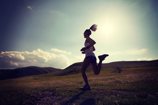 junge Frau läuft  - Foto, Bild