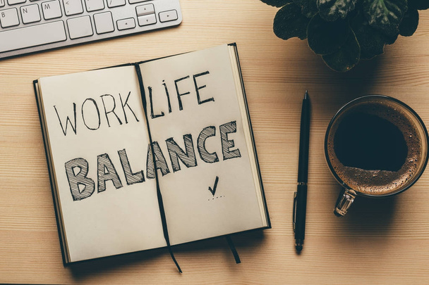 Work Life Balance parole scritte a mano in notebook aperto, penna, tazza di caffè, vista dall'alto. Stile di vita concetto di strategia di successo
 - Foto, immagini