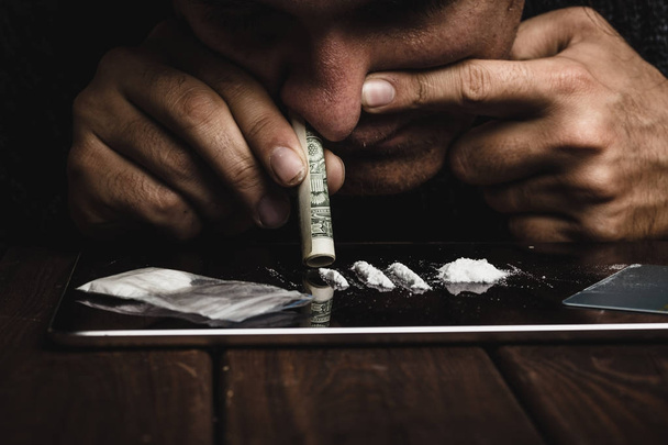Наркомания, употребление наркотиков, нюхание кокаина
 - Фото, изображение