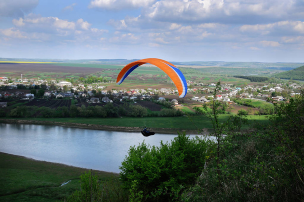Paragliding boven de vallei van de rivier in zonnige zomerdag.  - Foto, afbeelding