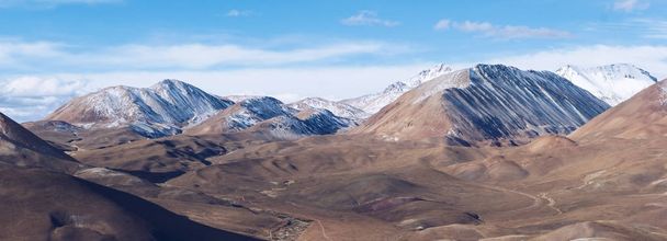 Pustyni i góry błękitne niebo i białe chmury na Altiplano, - Zdjęcie, obraz