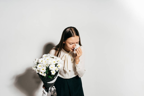 frustrated girl with bouquet of flowers in hands - Fotografie, Obrázek