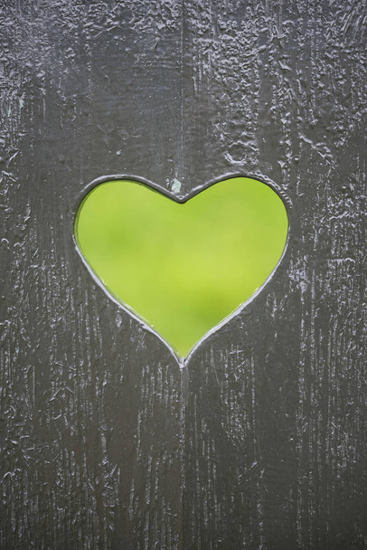 Kolorowe w kształcie serca miłość symbol na ławeczce, drewniane, koncepcja obraz - Zdjęcie, obraz