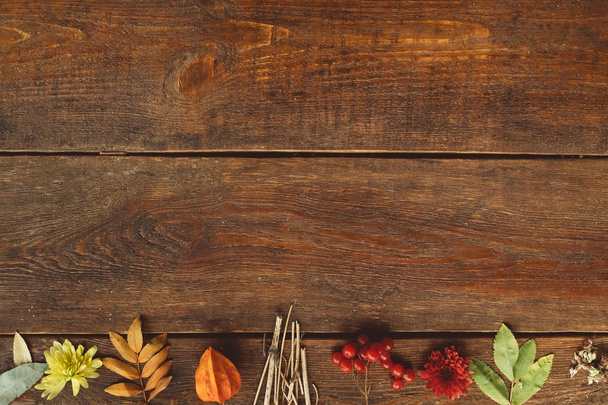fall autumn leaves wooden background concept - Foto, Imagem