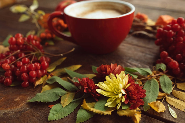 Tasse heißen Lattee auf dem Herbsthintergrund - Foto, Bild
