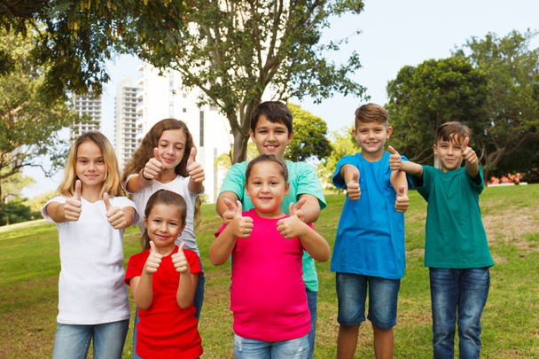 Grupo de crianças felizes mostrando polegares para cima
 - Foto, Imagem