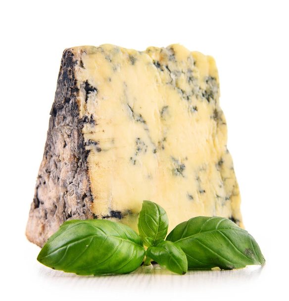 stuk van blauwe kaas geïsoleerd op witte achtergrond - Foto, afbeelding