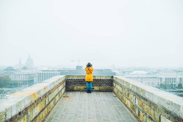 woman standingo on the edge with beautiful cityscape - Fotoğraf, Görsel
