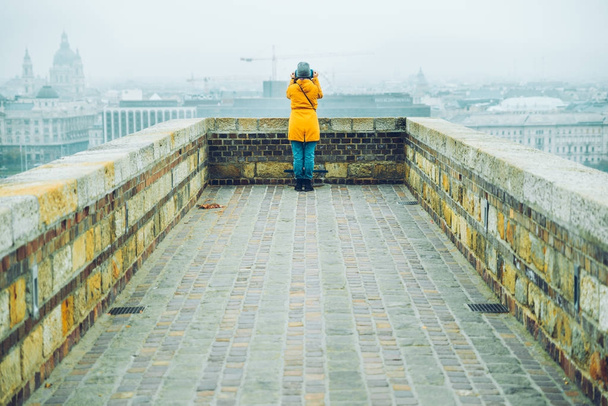 femme standingo sur le bord avec belle paysage urbain
 - Photo, image