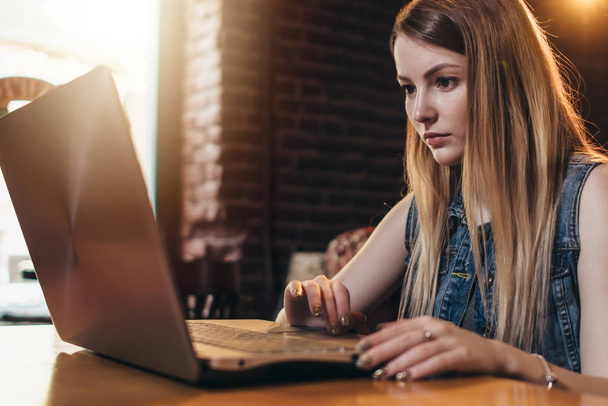 Fiatal női hallgató dolgozik laptop asztalnál felülnézet - Fotó, kép