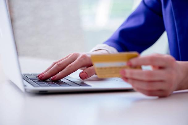 Femme achetant en ligne avec carte de crédit en plastique - Photo, image
