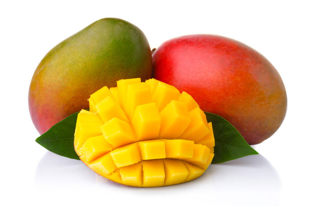 Спелые фрукты манго с ломтиками изолированы на белом
 - Фото, изображение