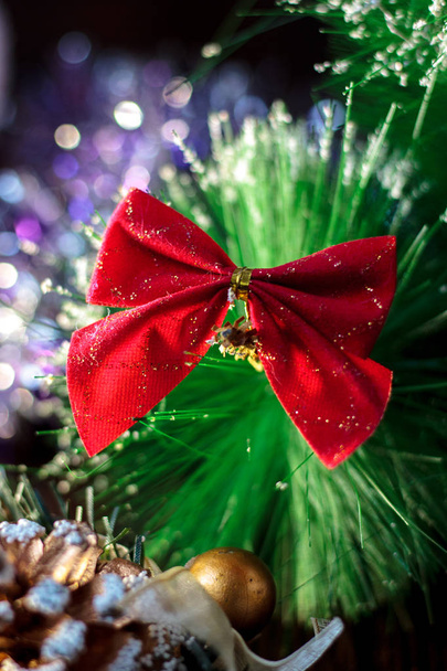 Κόκκινα Χριστούγεννα τόξο για το πράσινο χριστουγεννιάτικο δέντρο - Φωτογραφία, εικόνα