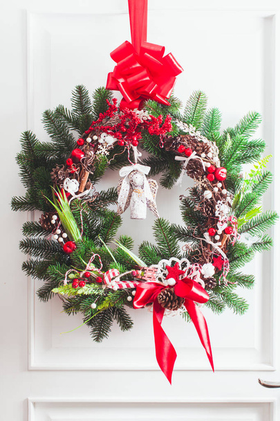 Red and white Christmas wreath - Valokuva, kuva