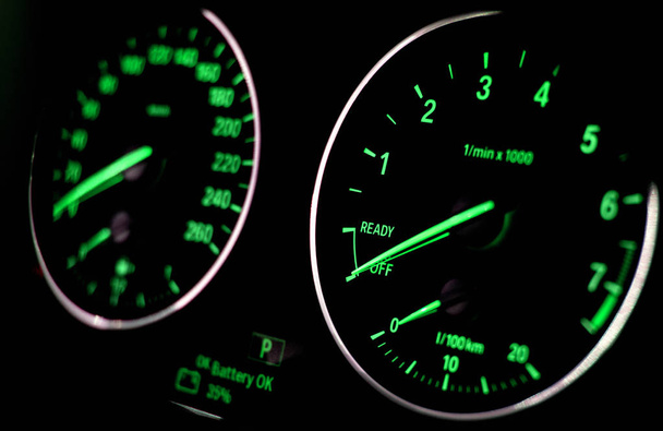 Siyah arkaplanda araba hız göstergesi - Fotoğraf, Görsel
