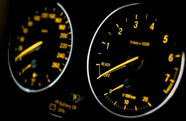 auton nopeusmittari mustalla taustalla - Valokuva, kuva