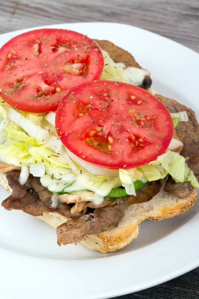 rundvlees steak sub sandwich - Foto, afbeelding