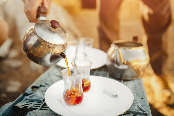Té turco tradicional en verano café rústico vintage al aire libre para los viajeros
 - Foto, Imagen