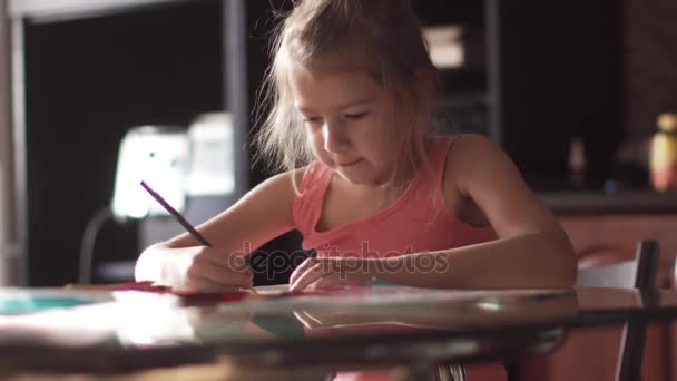 6 yaş çocuk evleri bir masada oturan çizer. sabah güneşi, küçük kız - Video, Çekim
