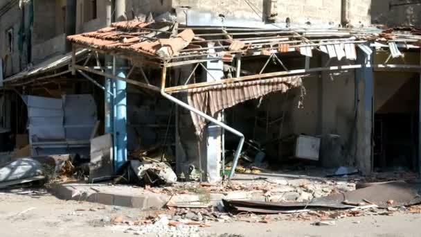 Damascus, Szíria, 2013. szeptember: Romos házak összekötőút Damaszkusz, a repülőtér közelében található. Az épület megsemmisült a harcok a lázadók, a szíriai nemzeti hadsereg - Felvétel, videó