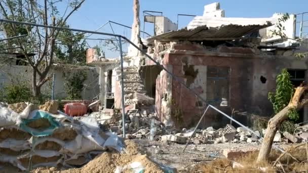 Damašek, Sýrie, září 2013: Zničenými domy se nachází v blízkosti silnice spojující Damašek s letištěm. Budova zničena během bojů mezi povstalci syrské národní armády - Záběry, video