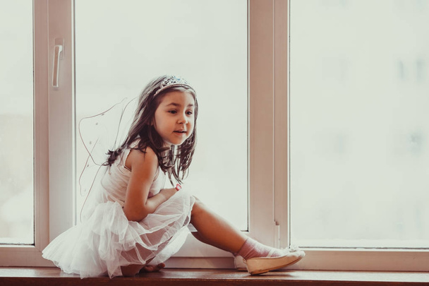 Menina sonhadora na janela
 - Foto, Imagem