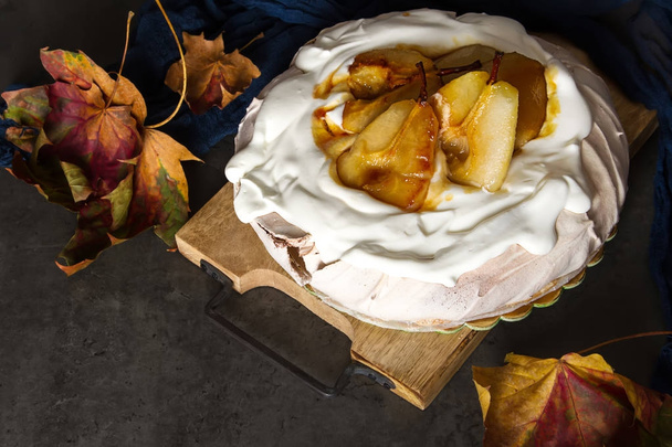 A traditional Pavlov dessert with pears and white cream. French  - Foto, afbeelding