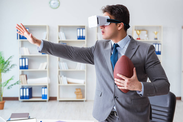 İş adamı ofisinde sanal gerçeklik futbolu oynuyor. - Fotoğraf, Görsel