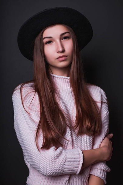 Nahaufnahme Porträt der schönen jungen Frau trägt Hut und Pullover, po - Foto, Bild