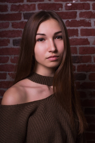 Modelový test elegantní brunetka model s přírodní make-up, nosí  - Fotografie, Obrázek
