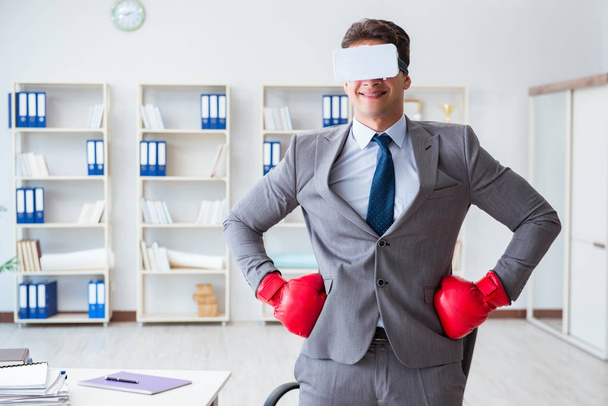 Hombre de boxeo en la oficina con gafas de realidad virtual - Foto, imagen