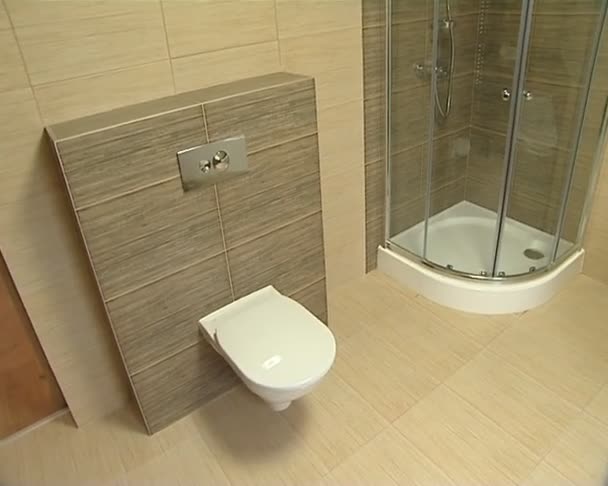 badkamer in een moderne nieuwe appartement. WC, douche en bad. - Video