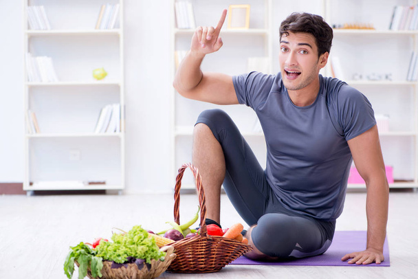 Hombre promoviendo los beneficios de comer sano y hacer deportes - Foto, Imagen
