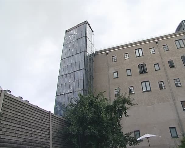 zonnecollectoren geïnstalleerd op de muren van het gebouw in Denemarken. - Video