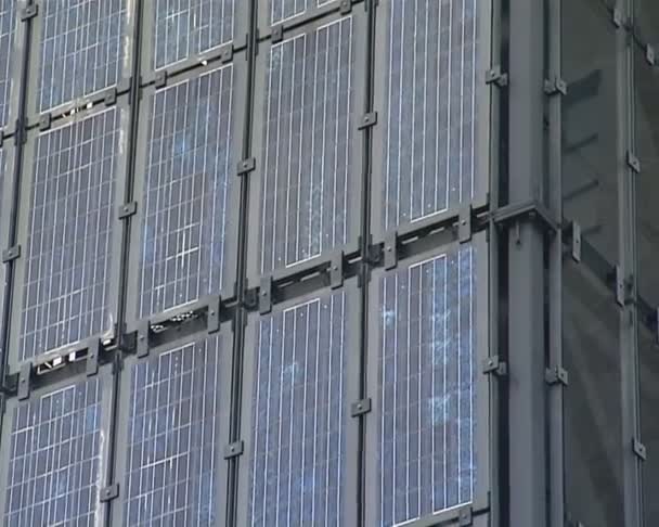 Viele Sonnenkollektoren an Hauswänden installiert. - Filmmaterial, Video