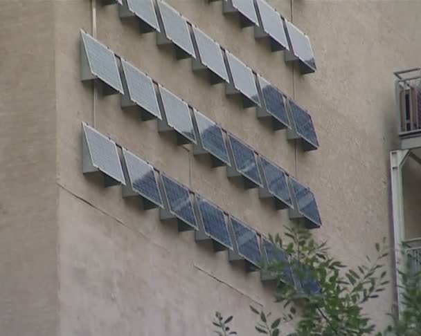 gebouw muur fragment met lof van zonnecollectoren. - Video