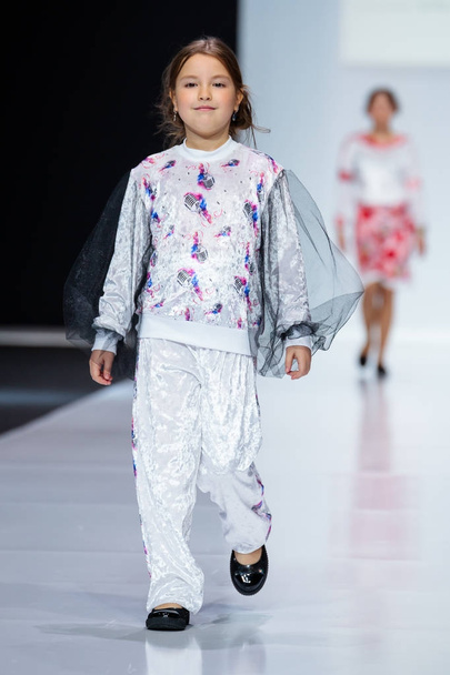Model walk runway for FASHION BOOK by ALENA STEPINA catwalk at Spring-Summer 2018 Season Moscow Fashion Week. Kid's fashion. - Fotografie, Obrázek