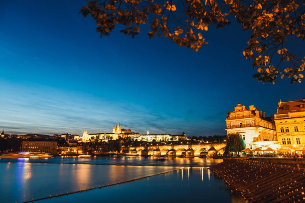 Ιστορικό κέντρο της Πράγας durin ηλιοβασίλεμα με το κάστρο και τη γέφυρα του Καρόλου, Τσεχία - Φωτογραφία, εικόνα