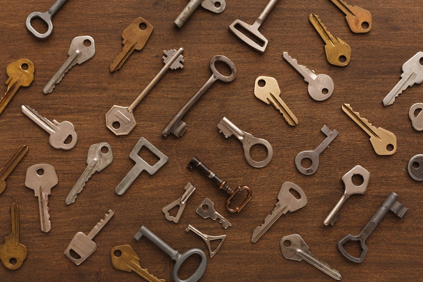 Many different keys on wood - Φωτογραφία, εικόνα