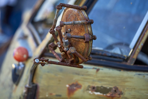 velho espelho enferrujado criativamente montado em um veículo alemão weathered vintage
 - Foto, Imagem