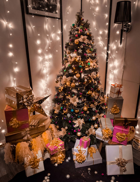 веселі різдвяні щасливі новорічні ялинкові вогні з золотим подарунковим декором
 - Фото, зображення