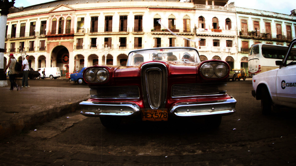 Carros clássicos em Cienfuegos, Cuba
 - Filmagem, Vídeo