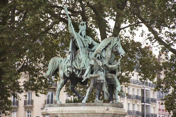 Памятник Собору Парижской Богоматери или Парижской Богоматери
 - Фото, изображение
