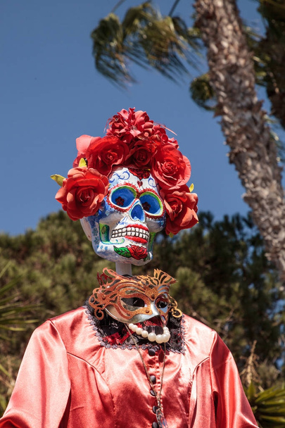 Flor y esqueleto alterados en el Dia de los Muertos
 - Foto, imagen