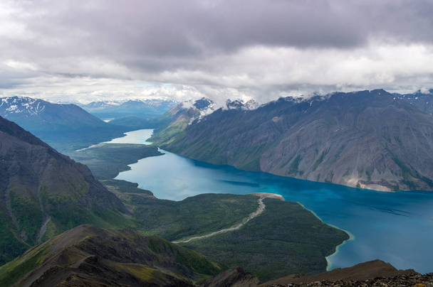 Kings throne hike with a view of Kathleen lake in Kluane national park, Yukon, Canada - Foto, afbeelding