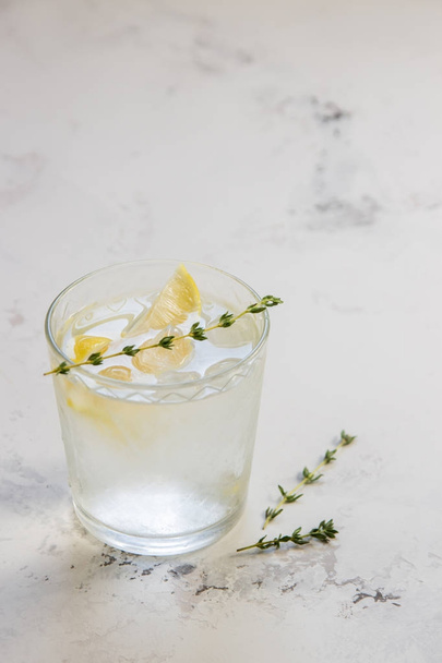 Detox água com limão e tomilho em vidro, espaço de cópia
  - Foto, Imagem