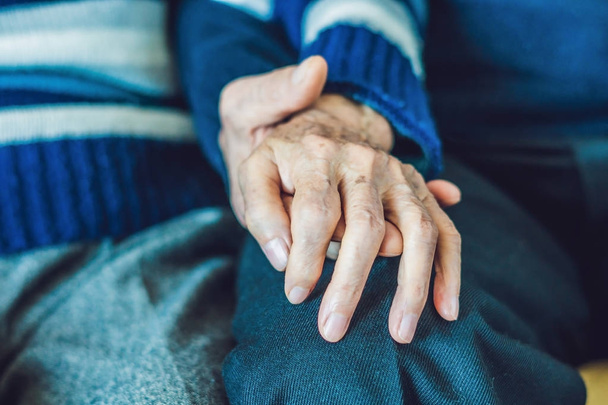 Yaşlı kadın yaşlı bir adamın elini tutarak - Fotoğraf, Görsel